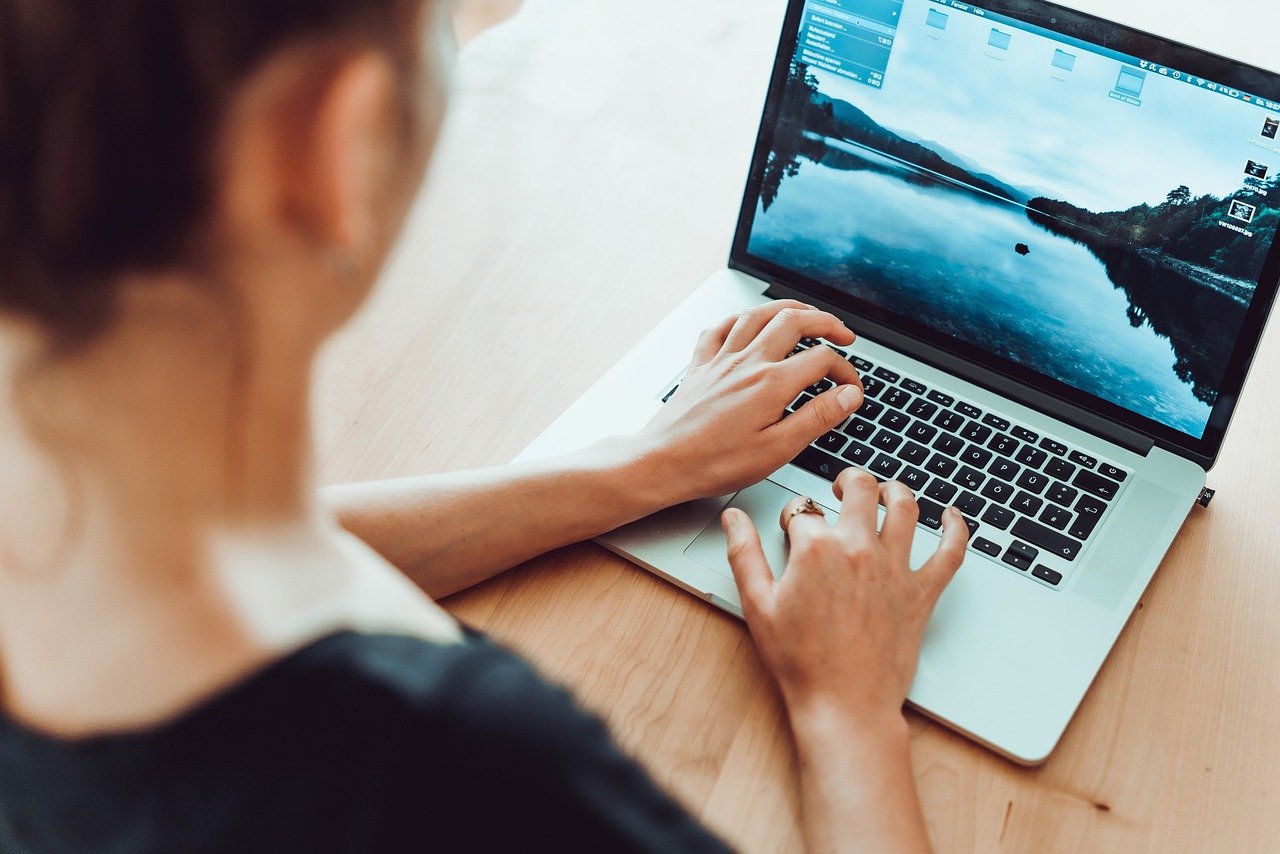 ノートPCで作業する女性